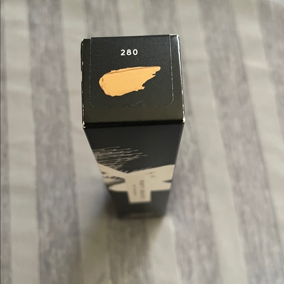 Fenty 280 Pro Filt’r Hydrating Longwear Foundation - Picture 3 of 5